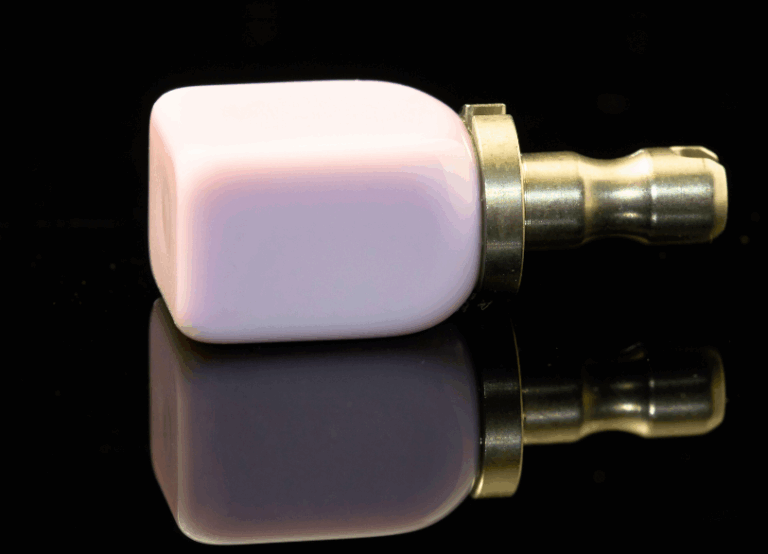 規格化された、高品質なセラミック|ワンズ歯科