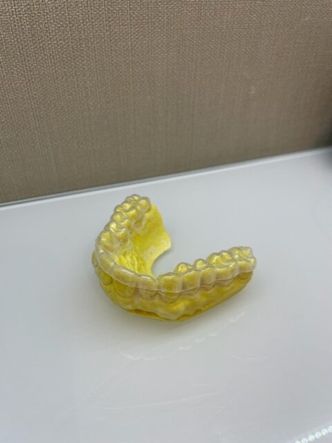 歯科医院で歯型をとって作り、自分のお口に合ったマウスピースを使って歯を守りましょ