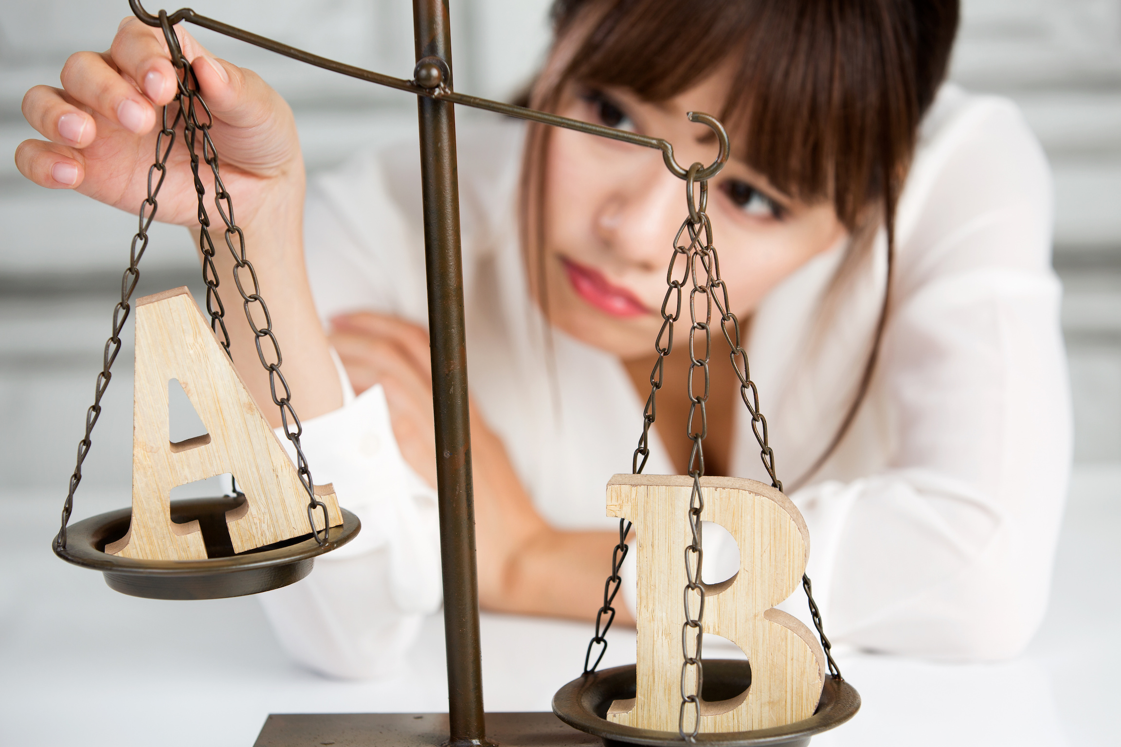 セラミックとジルコニアの歯の違いは?