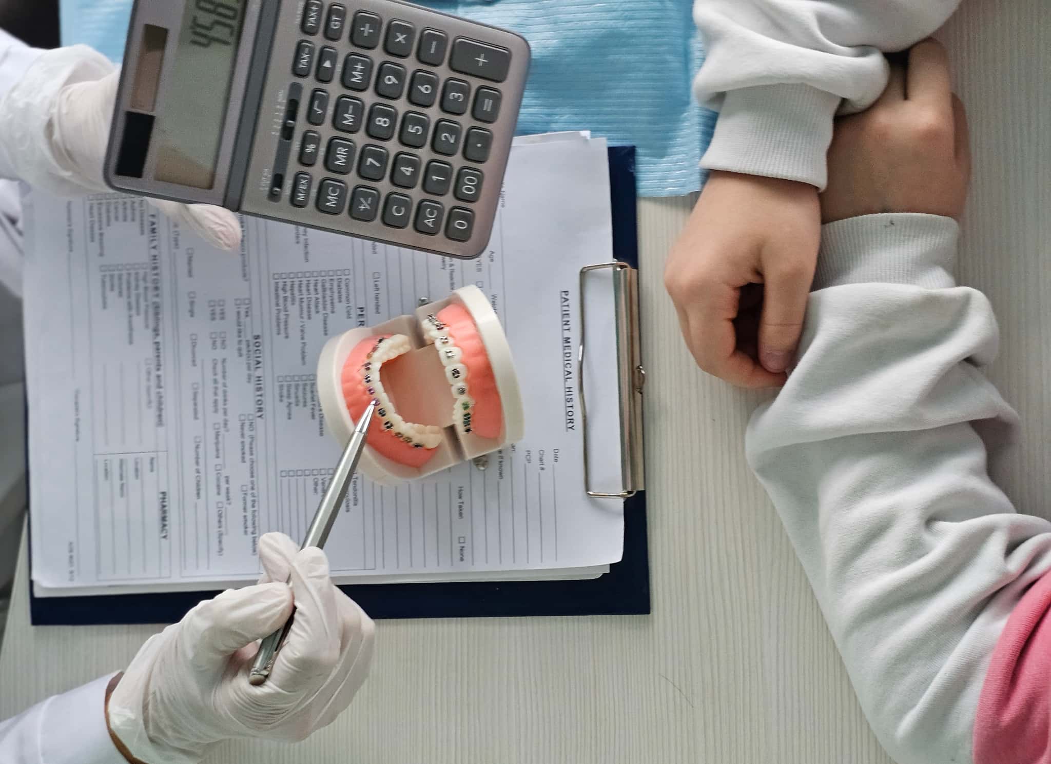 大人の出っ歯を矯正する場合にかかる費用